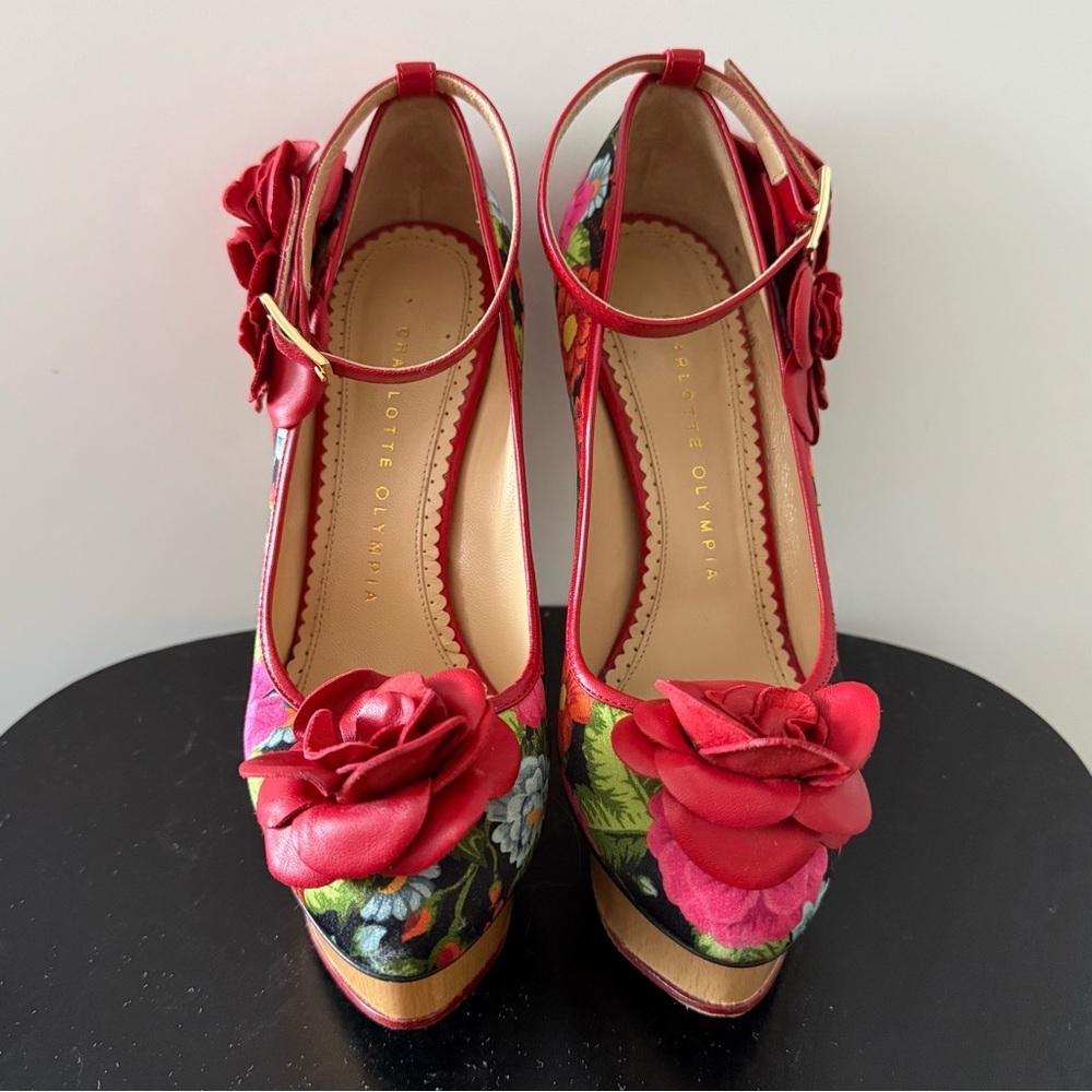 Charlotte Olympia Floral 3D Rose Wood Platform Heel Pumps - US 6 (36) - Picture 5 of 7